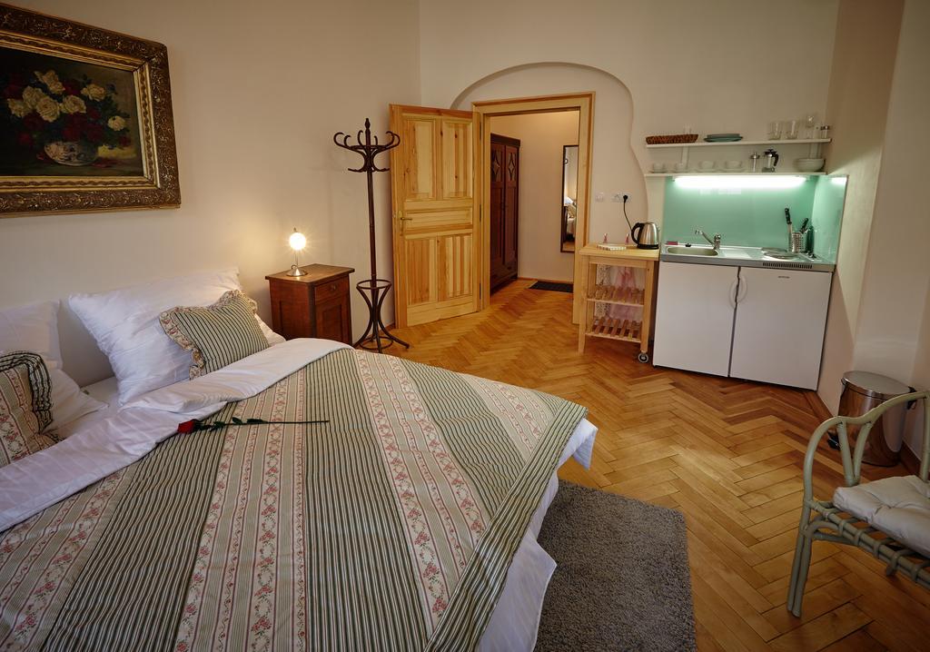 Queen Bee Apartments Прага Стая снимка