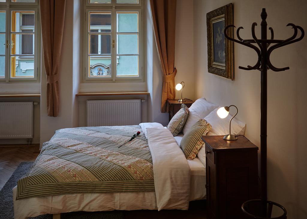 Queen Bee Apartments Прага Стая снимка