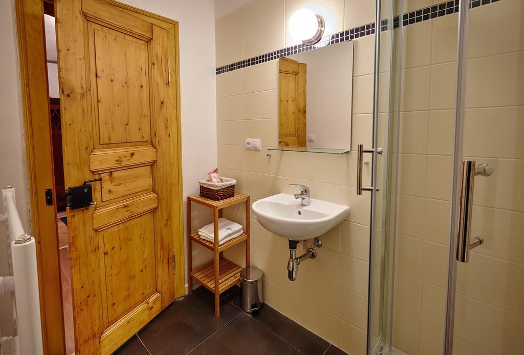 Queen Bee Apartments Прага Стая снимка