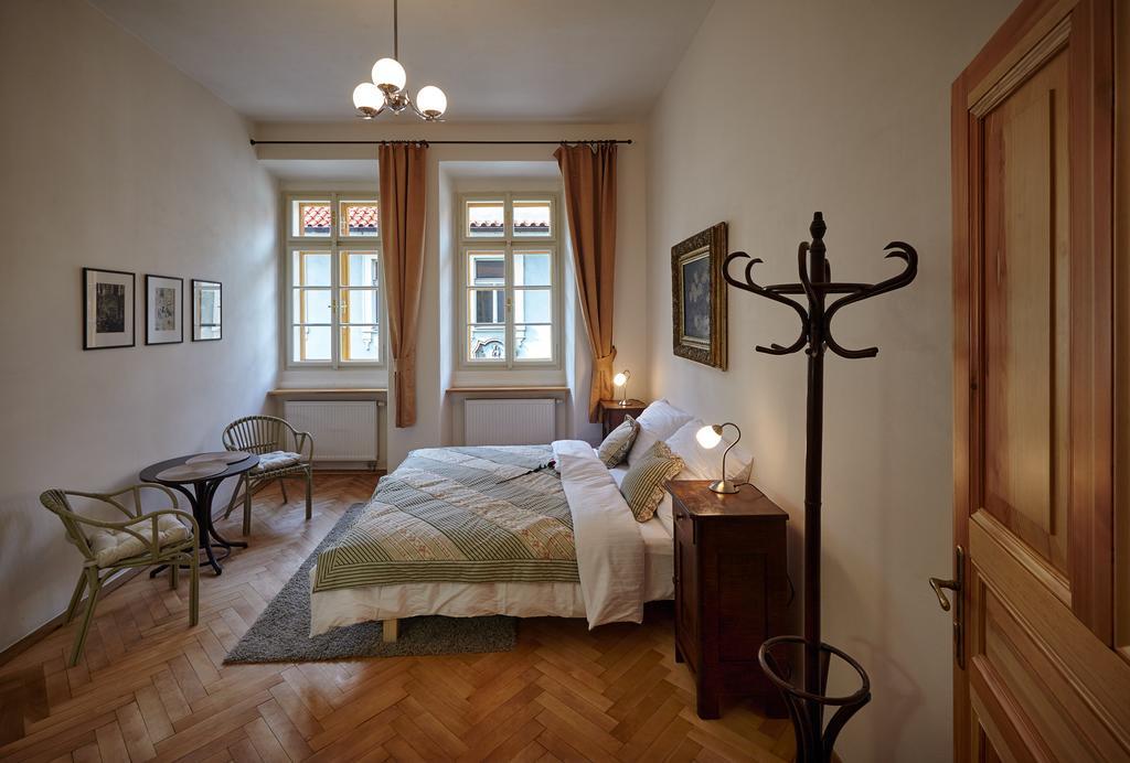 Queen Bee Apartments Прага Екстериор снимка