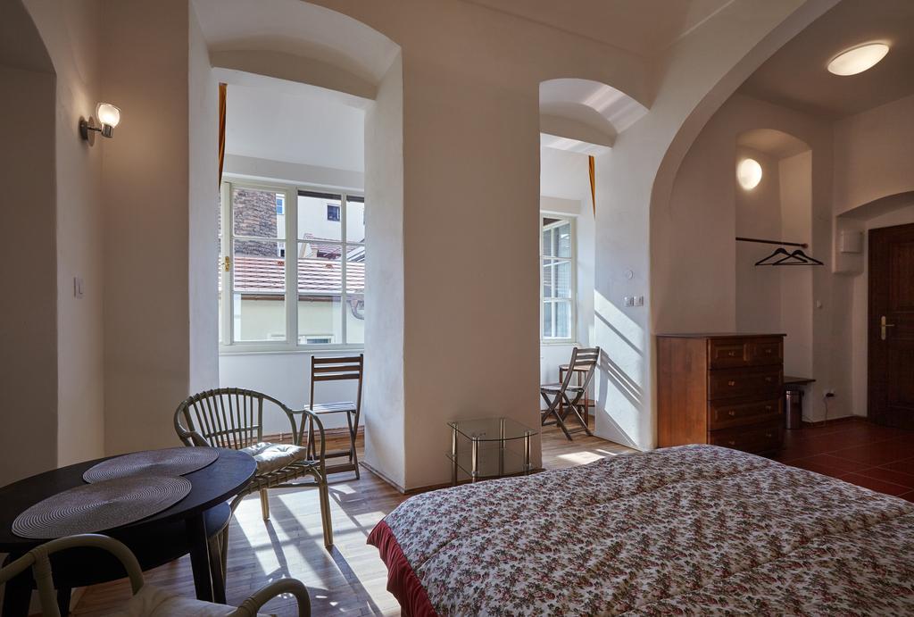 Queen Bee Apartments Прага Стая снимка