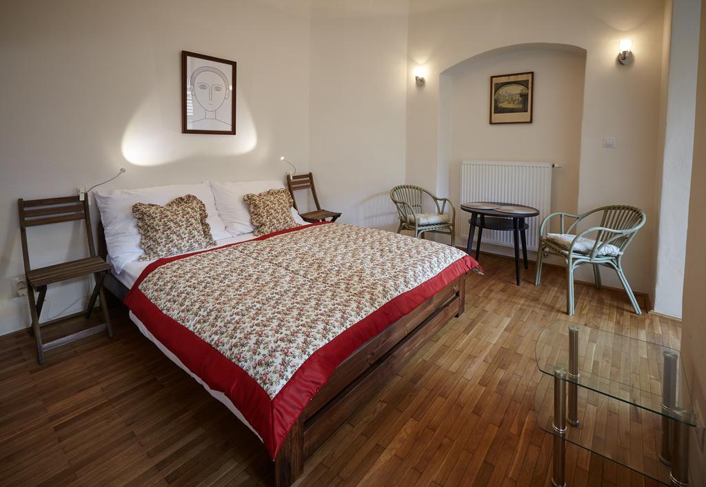 Queen Bee Apartments Прага Стая снимка