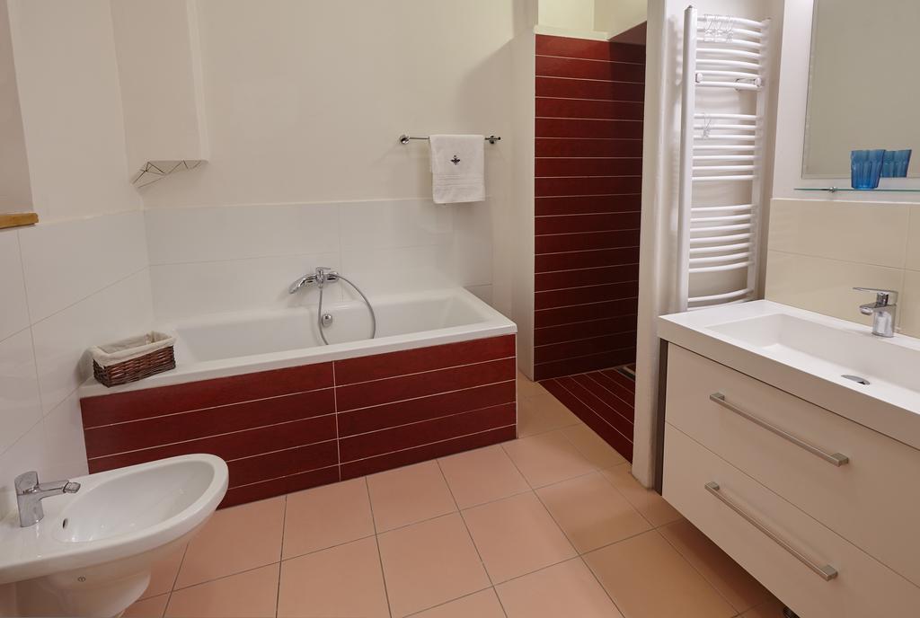 Queen Bee Apartments Прага Стая снимка