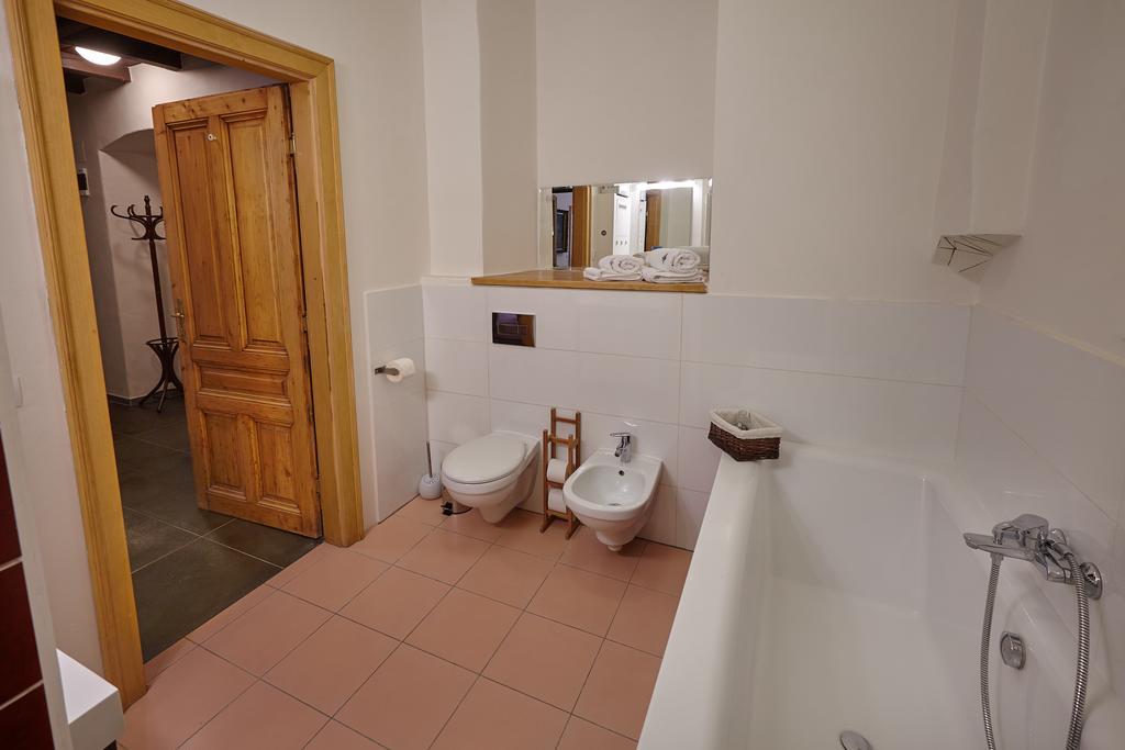 Queen Bee Apartments Прага Стая снимка