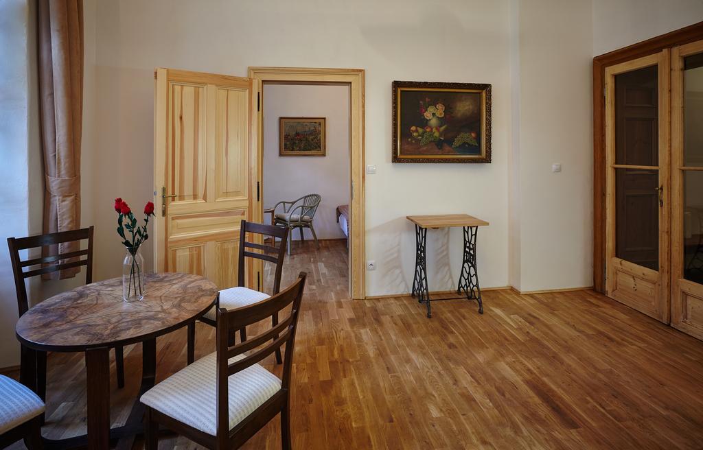 Queen Bee Apartments Прага Екстериор снимка