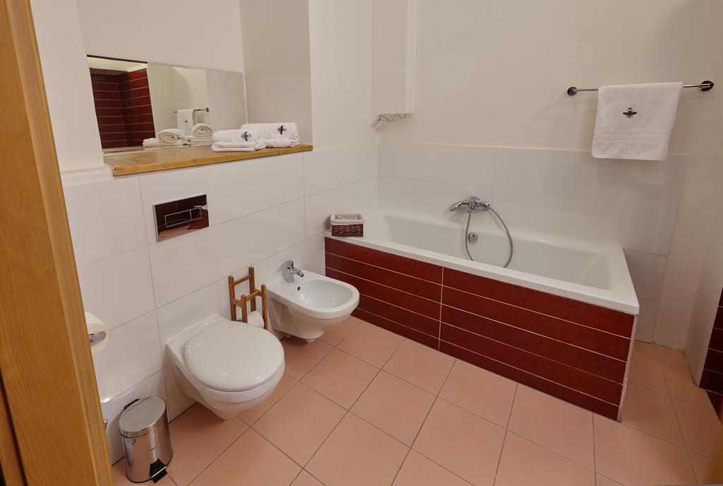 Queen Bee Apartments Прага Екстериор снимка