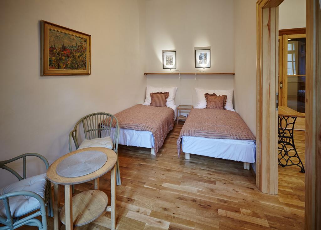 Queen Bee Apartments Прага Екстериор снимка