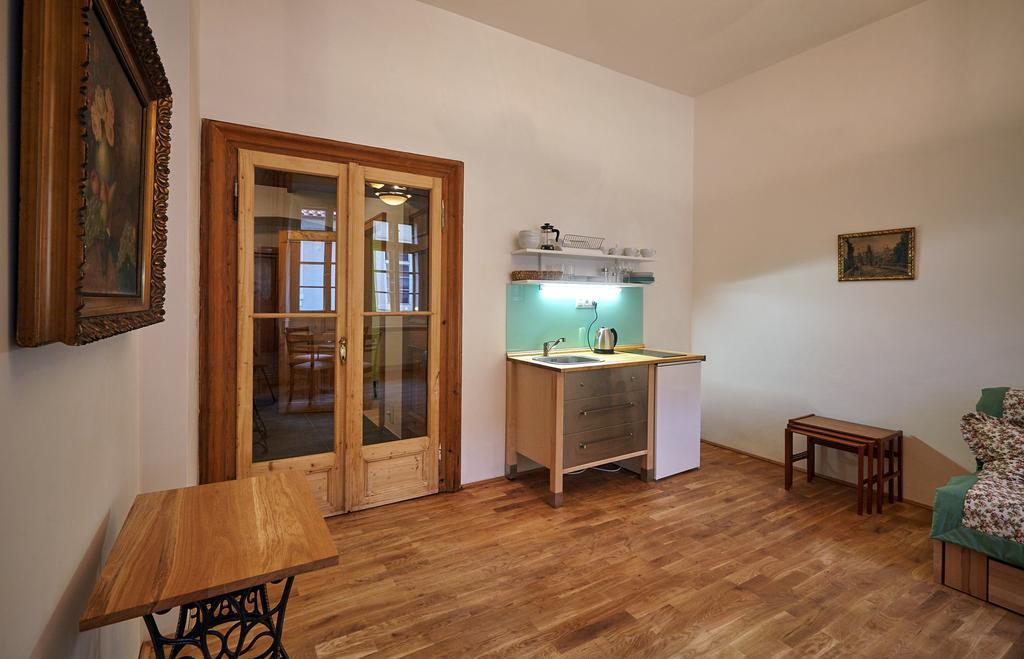 Queen Bee Apartments Прага Стая снимка