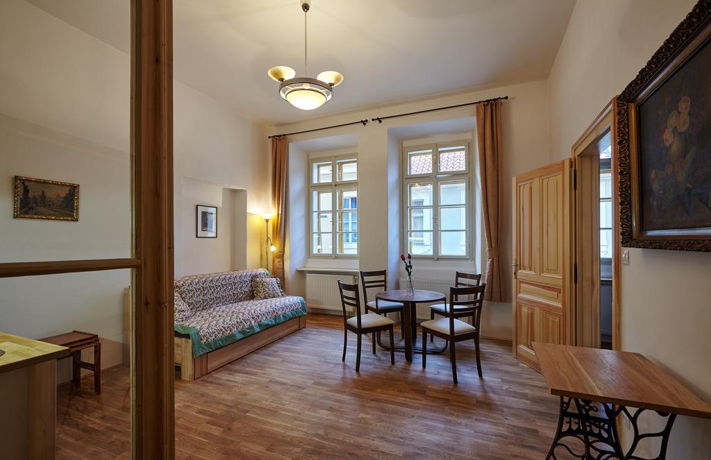 Queen Bee Apartments Прага Екстериор снимка