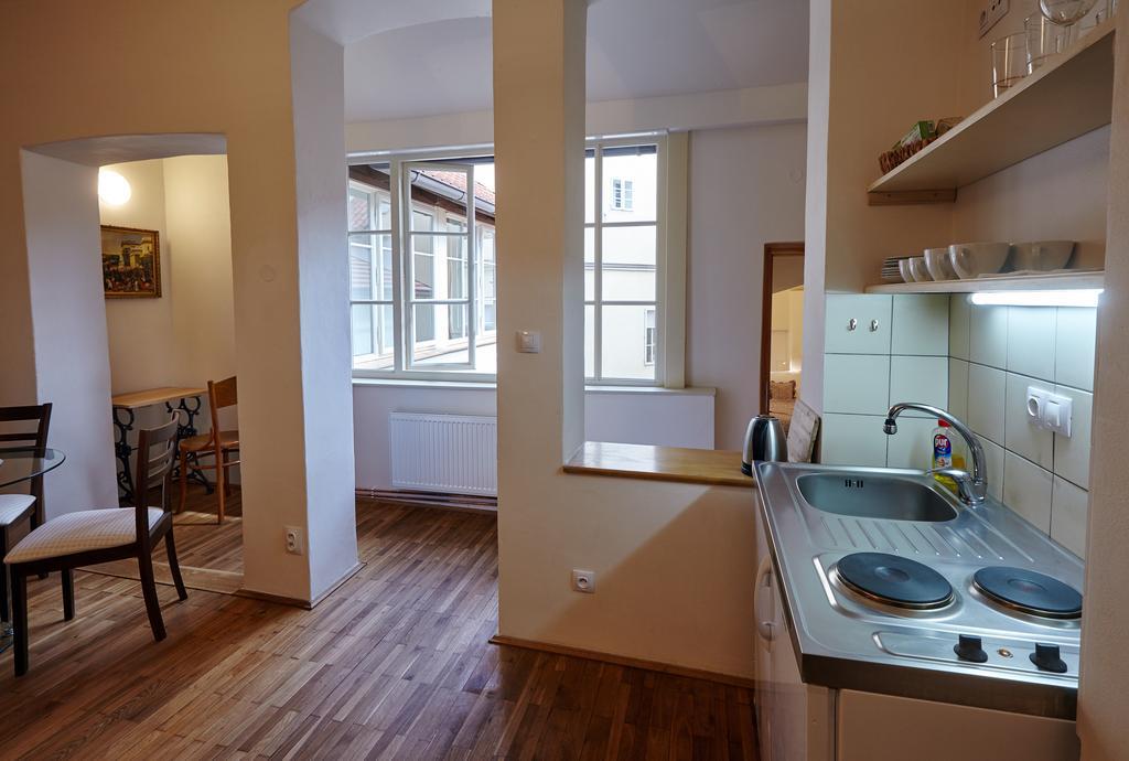 Queen Bee Apartments Прага Стая снимка