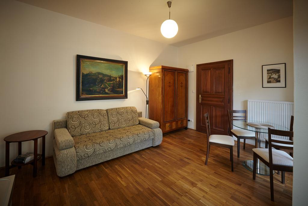 Queen Bee Apartments Прага Стая снимка