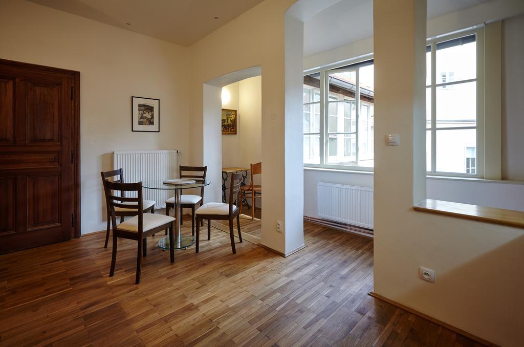Queen Bee Apartments Прага Стая снимка