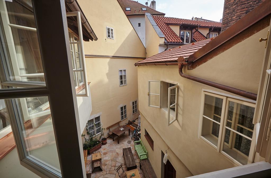 Queen Bee Apartments Прага Екстериор снимка