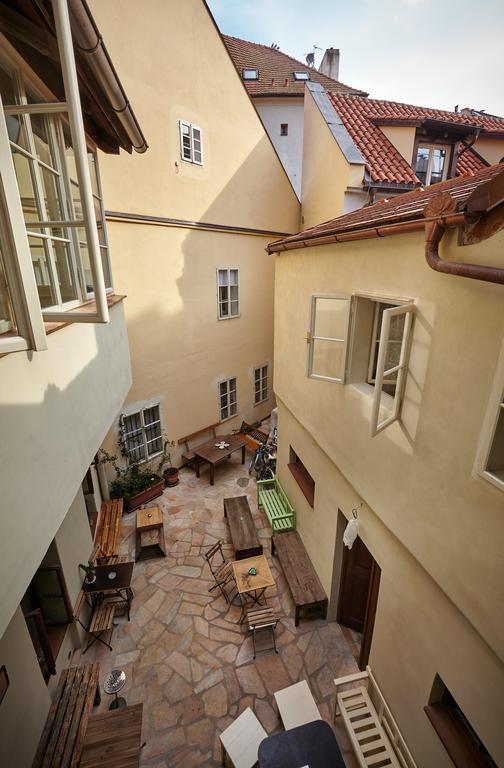 Queen Bee Apartments Прага Екстериор снимка